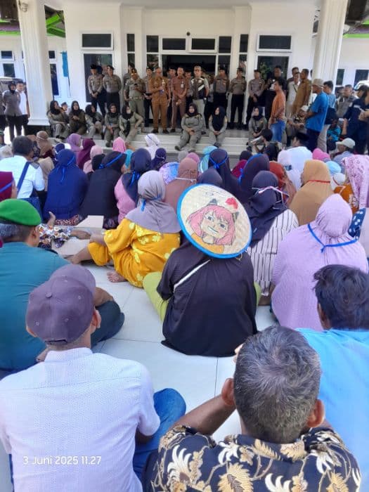 tuntut_janji_wali_kota_perbaikan_irigasi_ujung_gurap_ratusan_petani_padangsidimpuan_demo