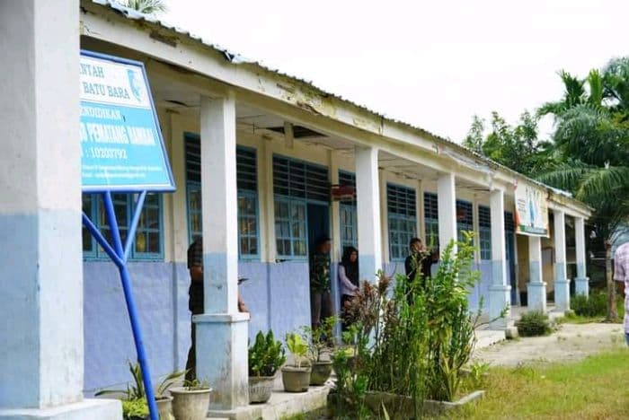 wabup_batu_bara_perintahkan_perbaikan_total_sdn_08_pematang_rambai_yang_rusak_parah