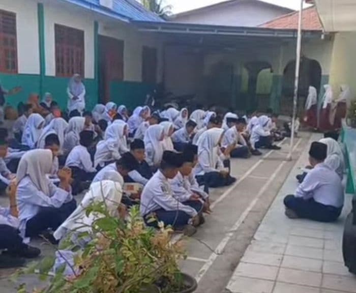 murid_mts_muhammadiyah_galang_belajar_di_halaman_sekolah