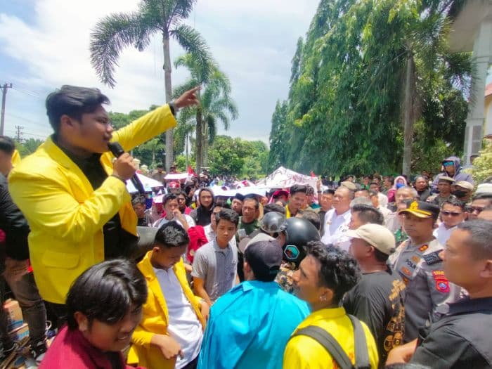 15_poin_tuntutan_aliansi_bem_seasahan_saat_unjuk_rasa_di_dprd