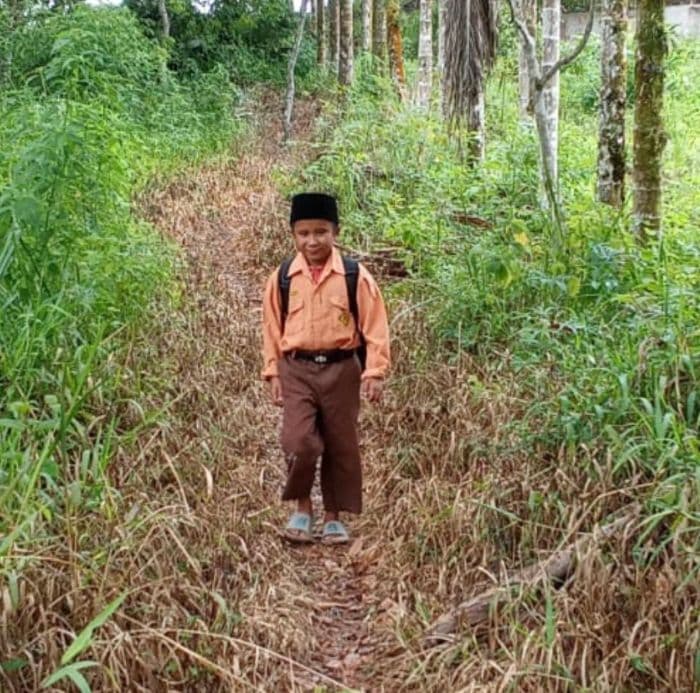 agusnardi_siswa_min_humbahas_yang_rela_jalan_kaki_4_km_demi_sekolah