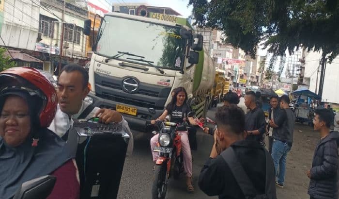 aksi_damai_mahasiswa_bagikan_bunga_di_aekkanopan