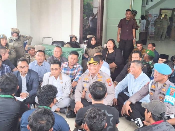 hmi_kisaran_sampaikan_tujuh_tuntutan_dalam_aksi_damai_di_dprd_batu_bara