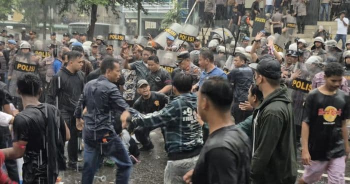 kerusuhan_demonstrasi_di_dprd_binjai_diduga_terjadi_akibat_adanya_provokasi_geng_motor