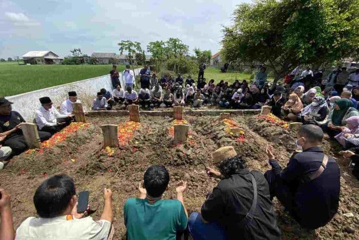 pemakaman_duka_mengenal_satu_keluarga_yang_tewas_dibunuh_di_indramayu