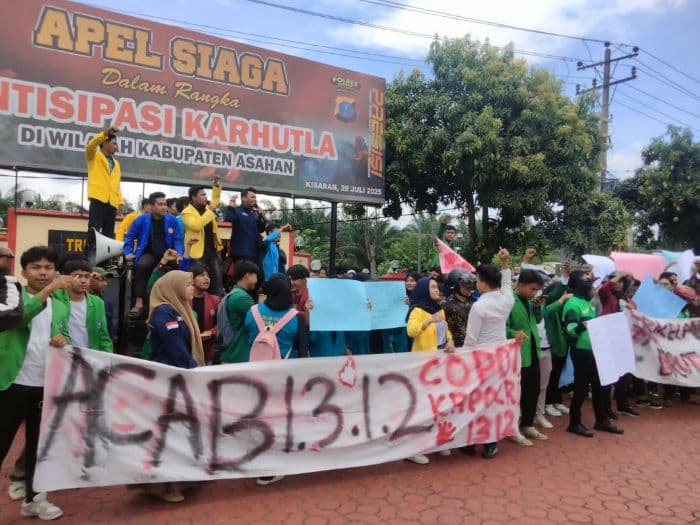 ratusan_mahasiswa_bersama_ojol_di_kisaran_bentangkan_spanduk_copot_kapolri