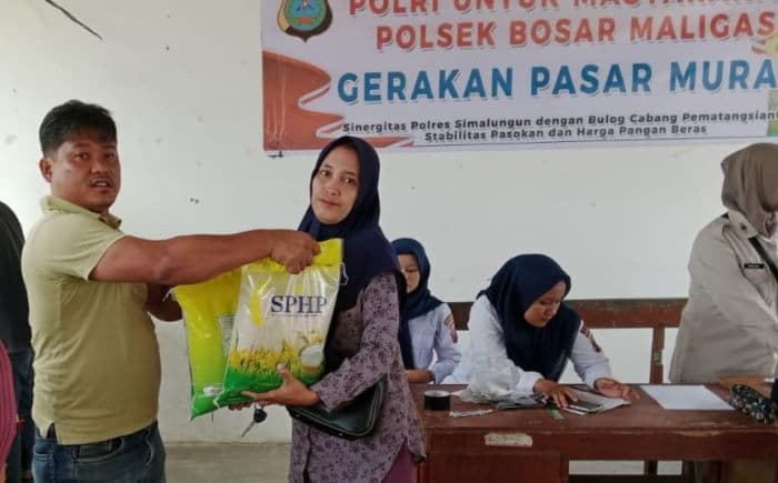 tekan_inflasi_empat_ton_beras_sphp_dijual_murah_kepada_warga_bosar_maligas