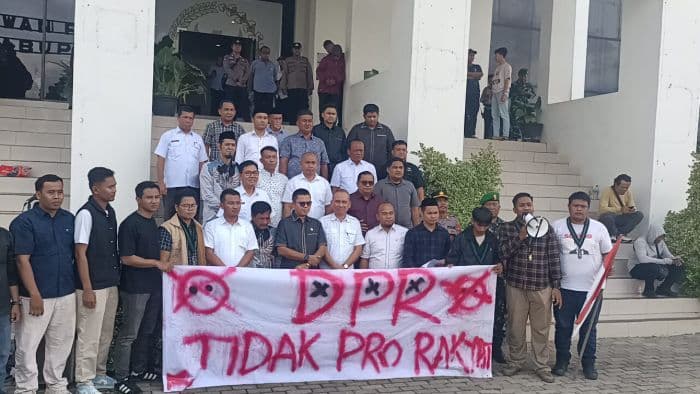 tuntutan_mahasiswa_dan_masyarakat_akan_ditindaklanjuti_ketua_dprd_labura