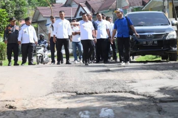 wali_kota_sibolga_dan_dprd_sumut_tinjau_jalan_rusak_di_aek_parombunan