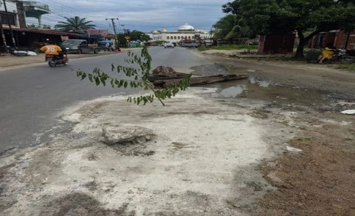 warga_riau_tambal_jalan_berlubang_di_kampung_pajak_dengan_biaya_sendiri