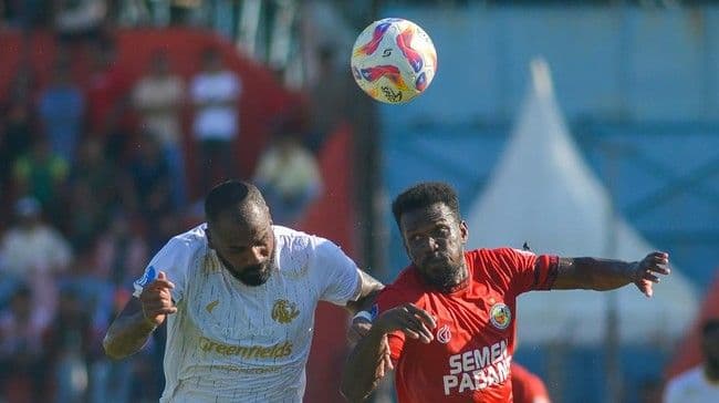 arema_tumbangkan_semen_padang_21_dalbertovaldeci_jadi_penentu_kemenangan