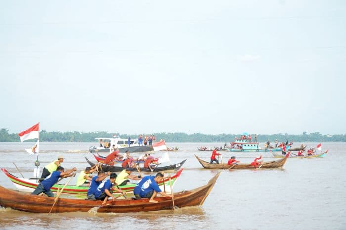 bupati_labuhanbatu_apresiasi_karang_taruna_gelar_festival_dayung_sampan_tradisional