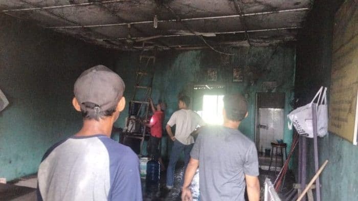 kantin_mi_di_deli_serdang_terbakar_diduga_korsleting_listrik