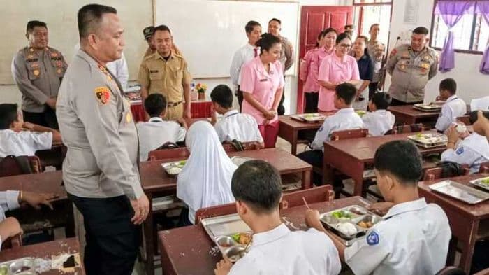 kapolres_batu_bara_tinjau_penyaluran_mbg_di_smpn_1_talawi_siswa_nyatakan_puas