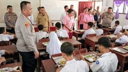 kapolres_batu_bara_tinjau_penyaluran_mbg_di_smpn_1_talawi_siswa_nyatakan_puas
