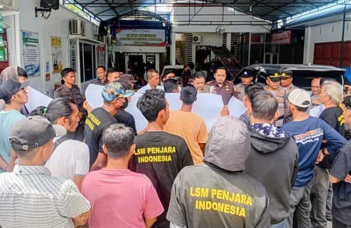 kejari_batu_bara_didemo_lsm_tuntut_usut_dugaan_penyimpangan_dinas_putr_20232025