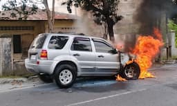 mobil_ford_everest_terbakar_di_jalan_sei_serayu_medan_diduga_akibat_korsleting