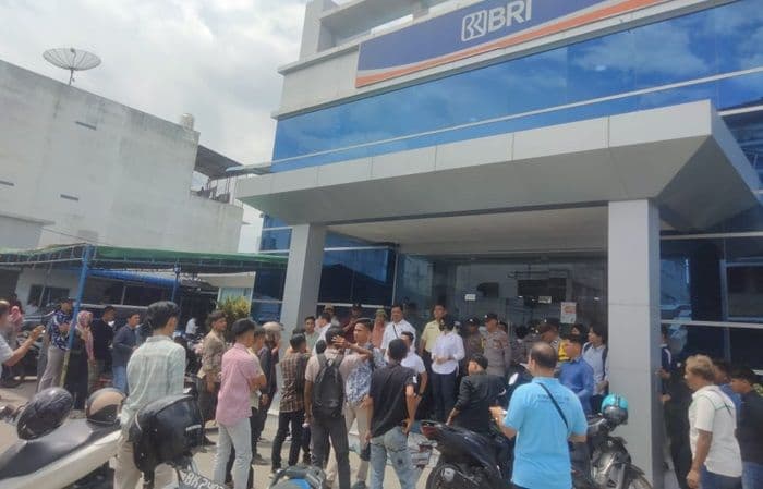 nasabah_bri_kisaran_demo_surat_tanah_jaminan_5_tahun_tak_dikembalikan