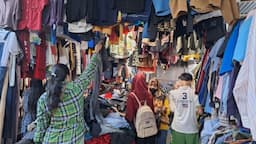 pedagang_pakaian_bekas_di_medan_khawatir_kehilangan_pekerjaan_jika_perdagangan_ditutup_