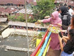 peringati_22_tahun_insiden_banjir_bandang_ratusan_warga_tabur_bunga_di_sungai_bahorok_langkat