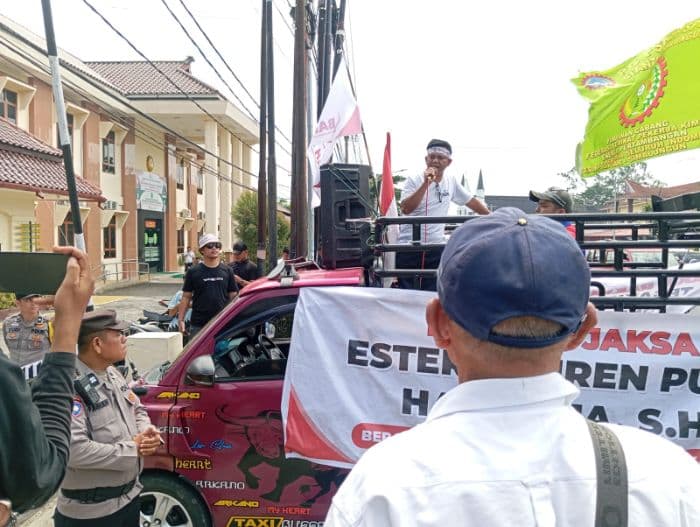 puluhan_massa_demo_di_depan_pn_siantar_desak_tegakkan_hukum_kasus_narkoba_dan_hiburan_malam