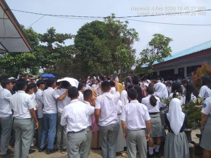 cabdisdik_sumut_vi_tindak_lanjuti_demo_pelajar_sman_1_tanah_jawa_soal_penginputan_pdss_