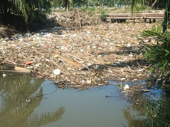 sungai_pinang_desa_paluh_manan_dipenuhi_sampah_dikhawatirkan_picu_banjir