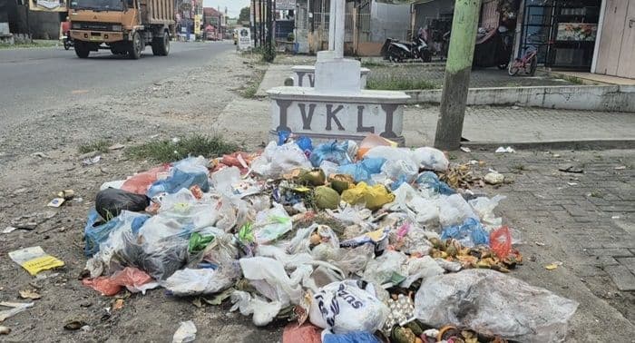 buntut_aksi_mogok_massal_petugas_kebersihan_sampah_berserak_di_binjai