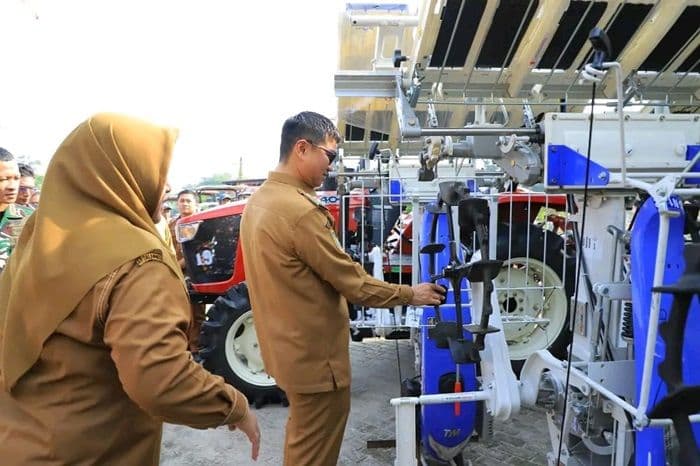 bupati_labura_serahkan_139_alsintan_ke_petani