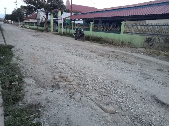 bupati_toba_respon_keluhan_pelajar_terkait_jalan_rusak_di_desa_patane_i