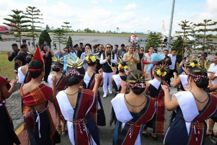 disambut_di_bandara_silangit_bupati_taput_akan_buat_call_center