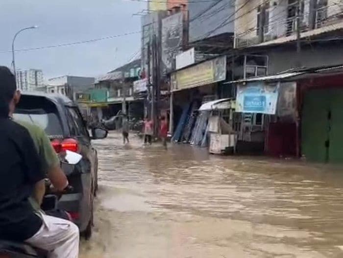 kota_bekasi_lumpuh_akibat_terdampak_banjir