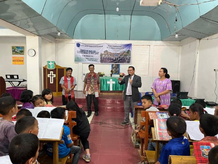 pengabdian_masyarakat_stt_hkbp_latih_anakanak_di_samosir_bahasa_inggris