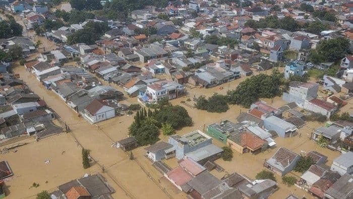 presiden_prabowo_pantau_banjir_bekasi_bnpb_diminta_bergerak_cepat