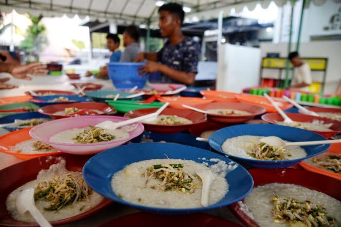 tradisi_bubur_pedas_berbuka_puasa_dibagi_gratis_tiap_hari_di_masjid_raya_almashun_medan