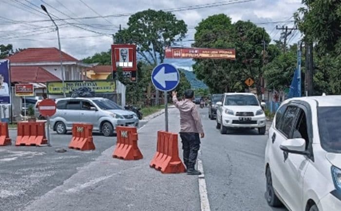 h5_lebaran_2025_arus_lalu_lintas_kendaraan_meningkat_di_jalan_bypass_balige