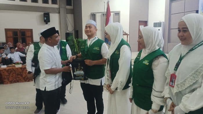 bupati_labura_ikut_berangkat_haji_calhaj_diberi_bumbu_pecal_dan_tas_khusus
