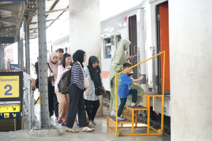 ka_siantar_ekspres_jumlah_penumpang_pada_akhir_pekan_pertama_mei_2025_melonjak
