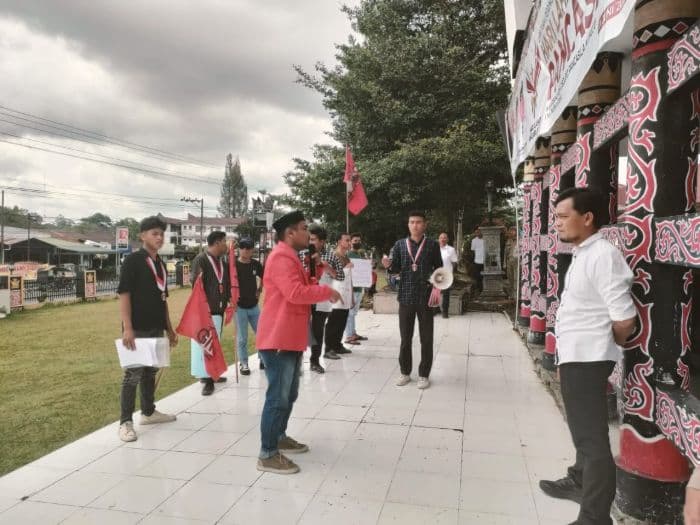 100_hari_kerja_bupati_dairi_diwarnai_aksi_demo_mahasiswa