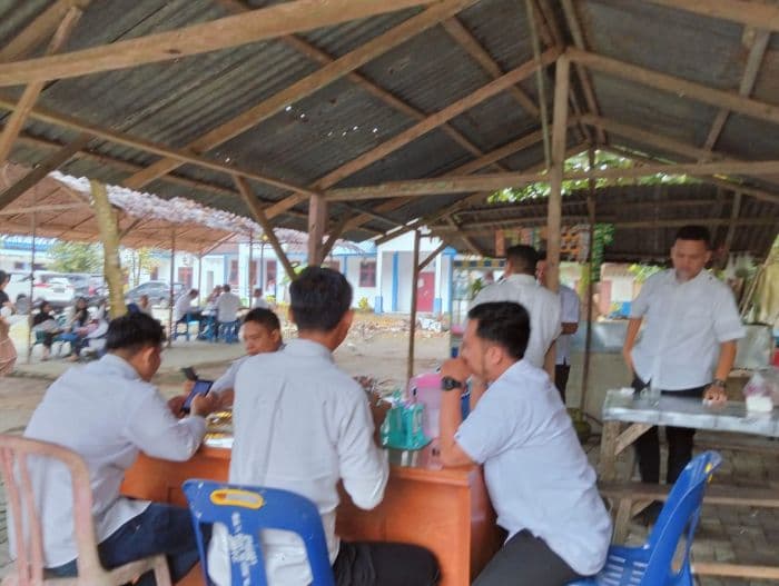 asn_deli_serdang_nongkrong_di_warung_saat_jam_kerja