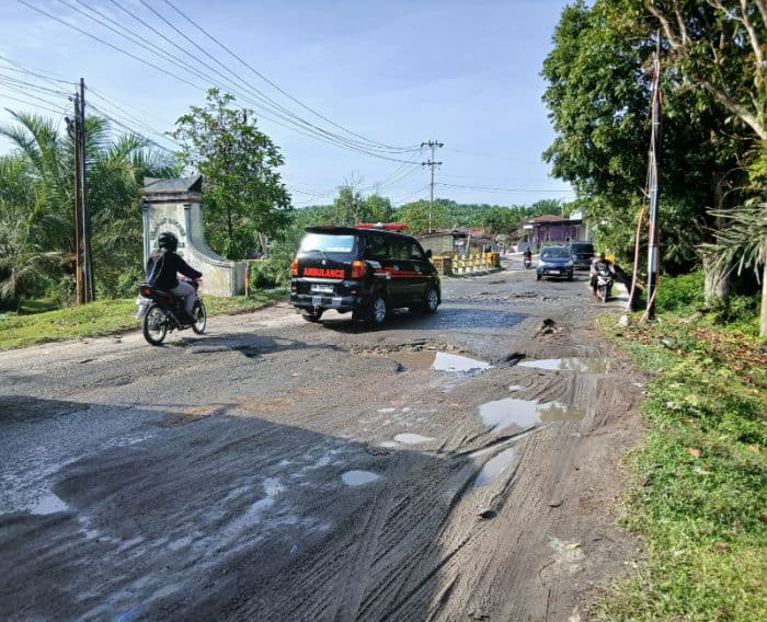 jalan_lintas_siantar_tanah_jawa_rusak_lagi