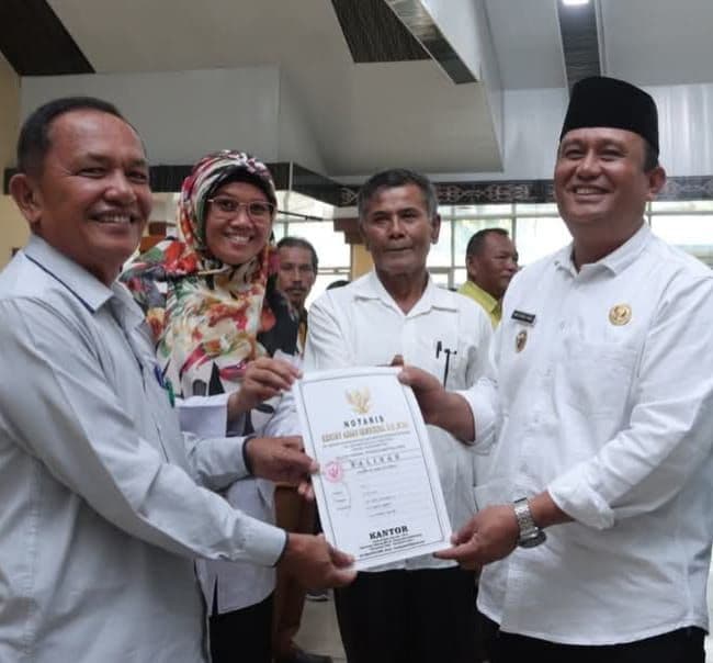 pemkab_dairi_serahkan_akta_pendirian_ahu_koperasi_merah_putih