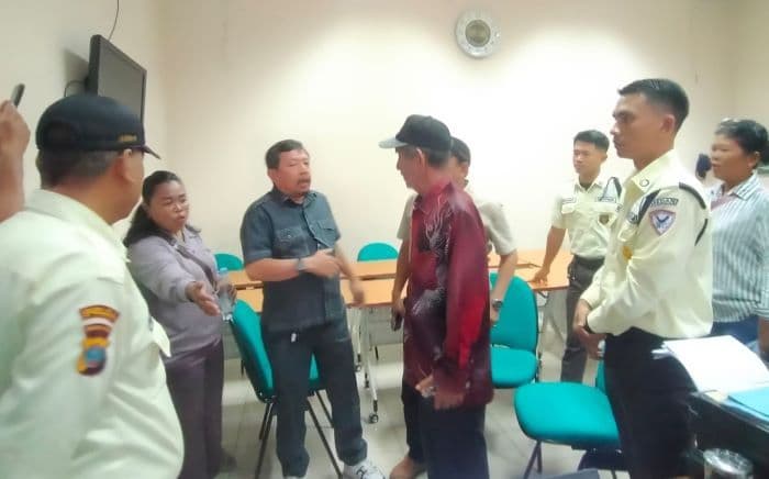 ruang_komisi_a_dprd_sumut_didobrak_massa_kelompok_tani_ini_penyebabnya