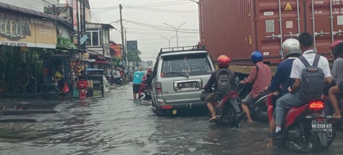 simpang_kantor_medan_labuhan_langganan_banjir_warga_desak_pemko_medan_segera_bertindak