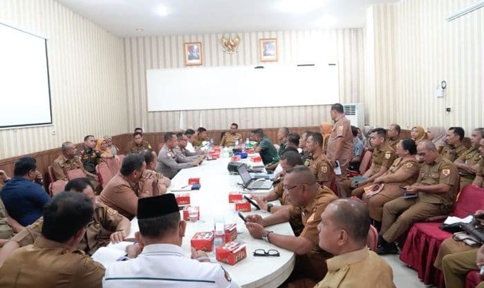 bupati_labusel_pimpin_rapat_persiapan_hut_ke80_ri_ajak_masyarakat_kibarkan_merah_putih