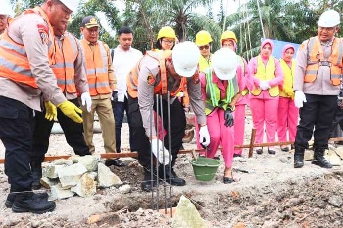 kapolres_batu_bara_letakkan_batu_pertama_pembangunan_sppg_dukung_program_makan_bergizi_gratis