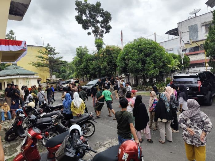 pkl_di_depan_kantornya_diizinkan_berjualan_dprd_siantar_bungkam