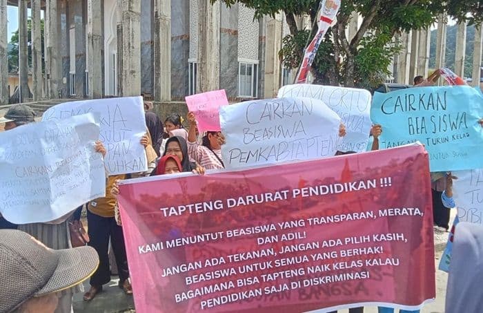 puluhan_mahasiswa_dan_orang_tua_tuntut_pencairan_beasiswa_tapteng_bantah_tuduhan_mahasiswa_siluman