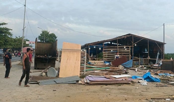 sebagian_bangunan_di_jalur_dua_aekkanopanguntingsaga_telah_dibongkar_sebagian_masih_berdiri