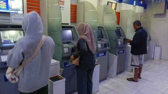 warga_ramairamai_tarik_uang_di_atm_pematangsiantar_sebelum_rekening_diblokir_ppatk